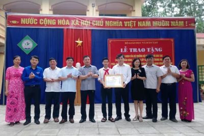 Trao Bằng khen của Bộ trưởng Bộ GD&ĐT đến nam sinh lớp 9 cứu 3 học sinh khỏi đuối nước