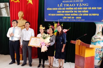 LỄ TRAO TẶNG BẰNG KHEN CỦA BỘ TRƯỜNG BỘ GIÁO DỤC VÀ ĐÀO TẠO CHO EM NGUYỄN THỊ THU HẰNG ĐOẠT QUÁN QUÂN CHƯƠNG TRÌNH  “ĐƯỜNG LÊN ĐỈNH OLYMPIA” LẦN THỨ 20 – 2020